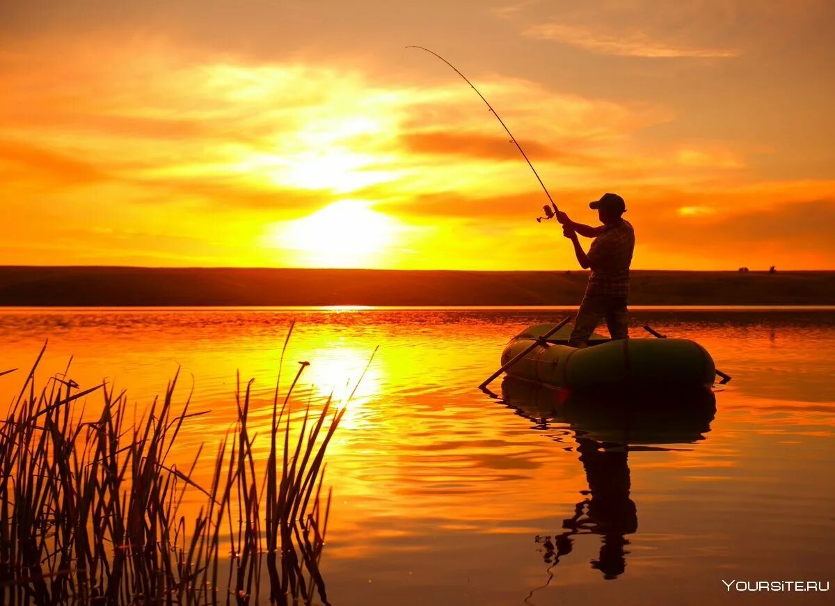 Пейзаж с рыбаком. Рыбак в лодке на закате. Рыбалка на закате. Рыболов с удочкой на берегу.