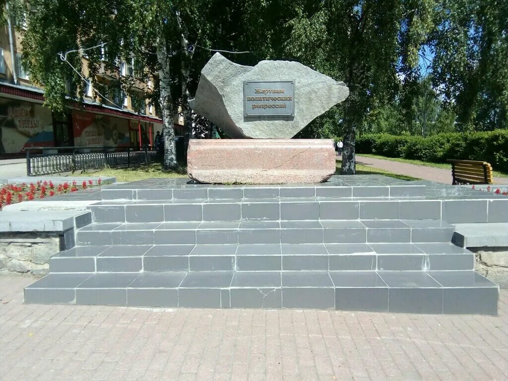 памятник жертвам политических репрессий санкт-петербург сфинкс. жертвам политических репрессий киров. сфинксы на набережной робеспьера в санкт-петербурге. киров памятник жертвам политических репрессий. киров памятник жертвам политических репрессий.