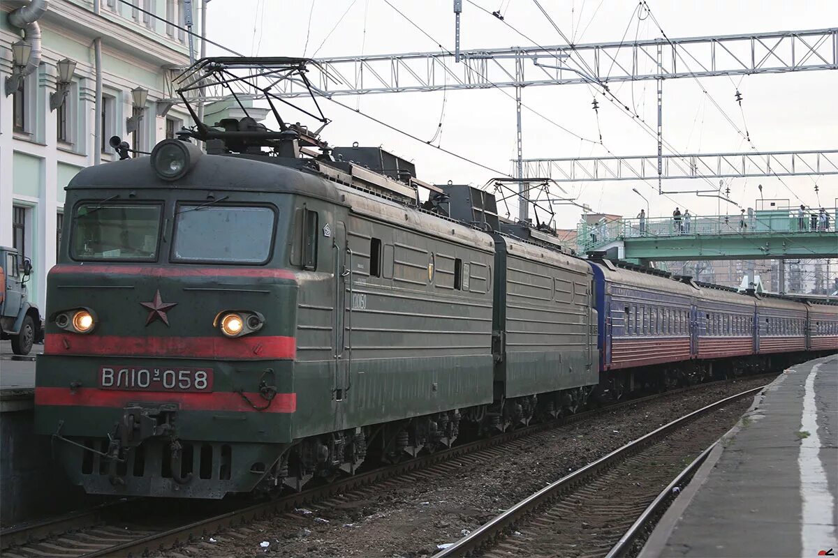 Поезд спб рыбинск. Вл10 с пассажирским поездом на Казанском вокзале. Поезд Москва Рыбинск. Поезд Москва Рыбинск Восточный вокзал. Чс7 Ярославский вокзал.