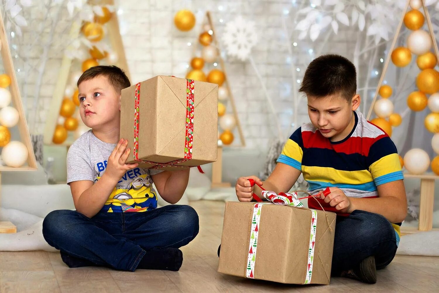Идеи подарка мальчику 7. Подарки для детей. Новогодние подарки для детей. Новогодние подарки для мальчиков. Мальчик ребенок с новогодними подарками.