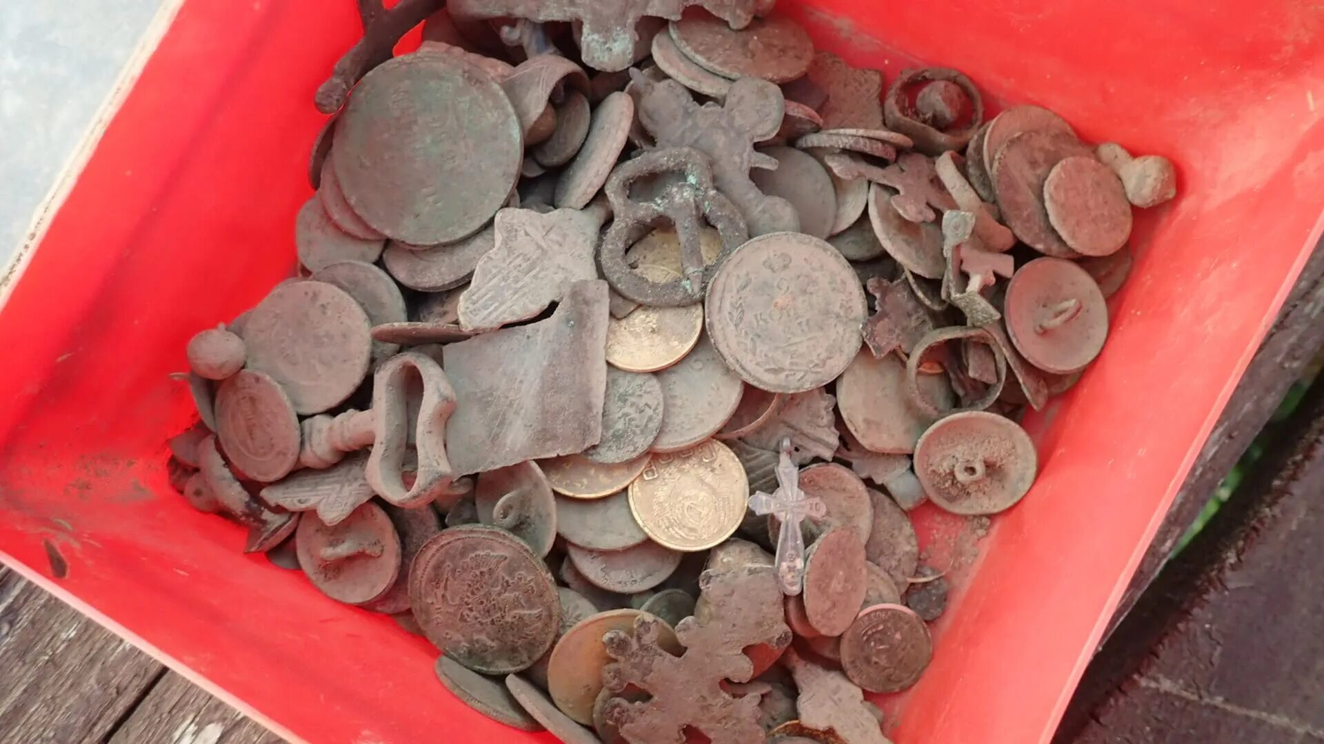 очистки монет. расчистка медной монеты. очистки монет. окисленные медные монеты. старинные монеты в руке.