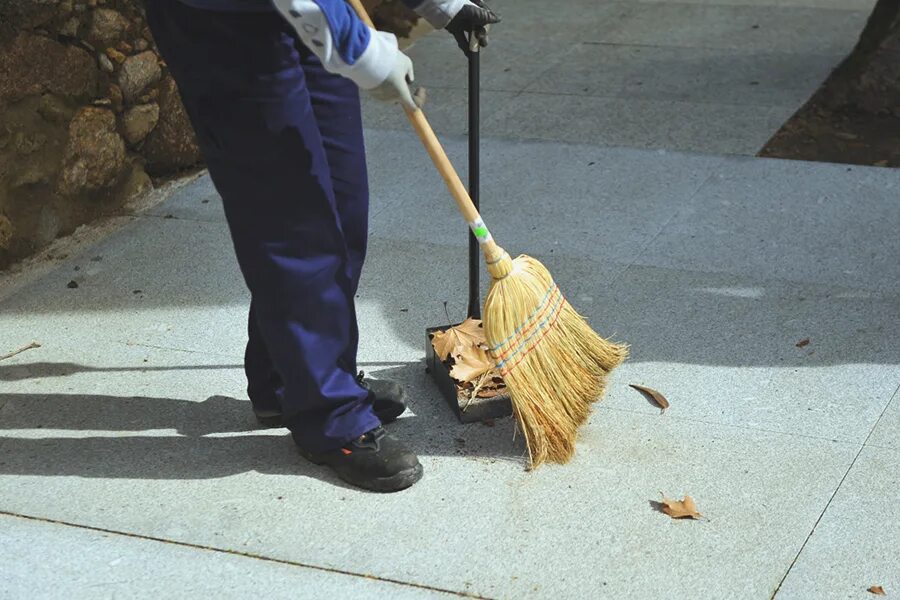 Неохваченный разместить подметать. Метла для уборки листвы. Как правильно подметать веником. Щетка подметать пол. Подметает пол.