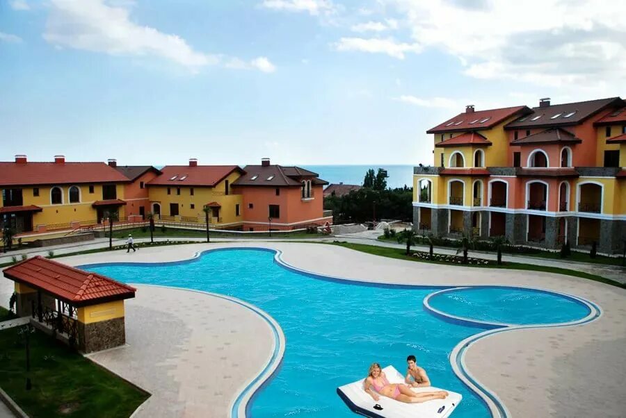 Крым village resort. Крым испанская деревня Алупка. Испанская деревня Алупка бассейн. Ялта испанская деревня. Испанская деревня Симеиз.