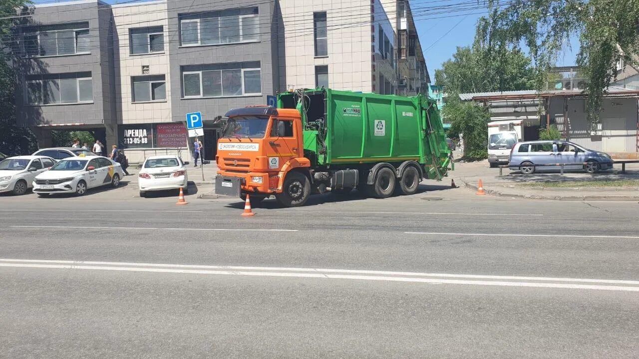 Украинские грузовики. Мусоровоз мк-4546-06. Мусоровоз новосибирск. Мусоровоз новосибирск. Мусоровоз новосибирск.