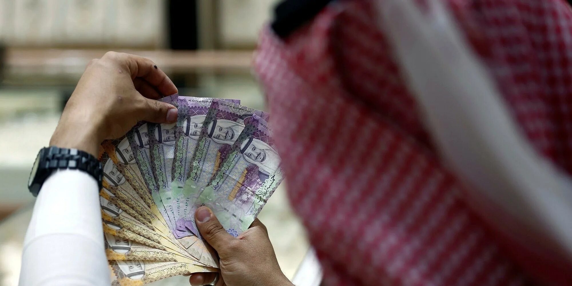 Денежная саудовской аравии. Араб с деньгами. Деньги Саудовской Аравии. Мусульманские деньги. ОАЭ коррупция.