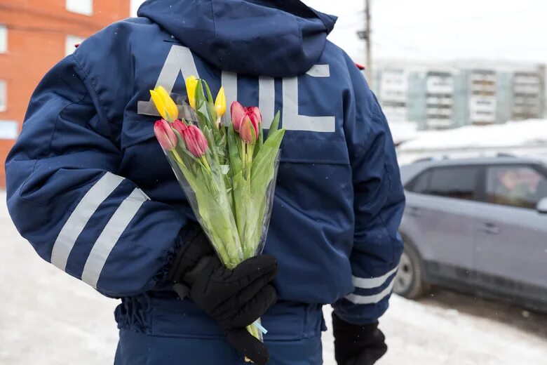 Цветочный патруль ДПС Томск. ДПС С цветами. Сотрудник ДПС С цветами. Гибдд дарит цветы