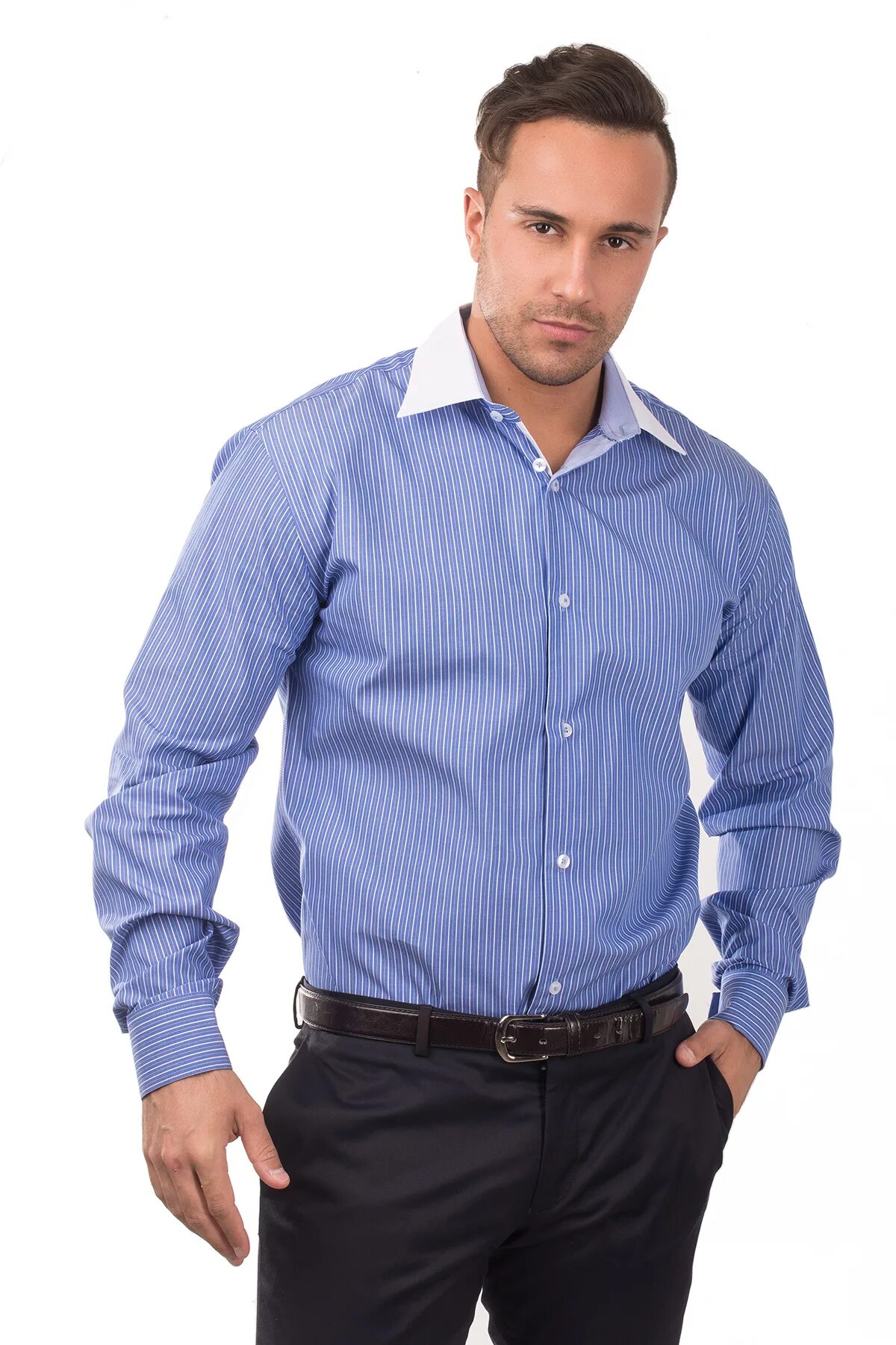 голубая рубашка с белым воротником