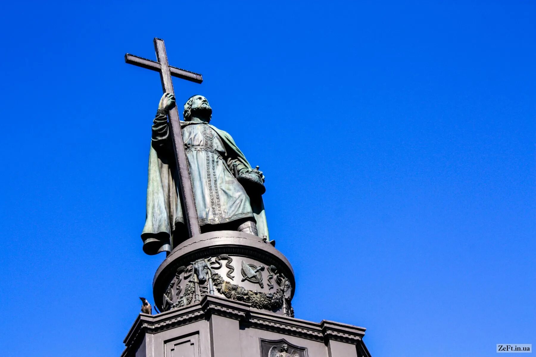 Памятник Владимиру Крестителю в Москве. Памятник Владимиру Крестителю Руси в Киеве.