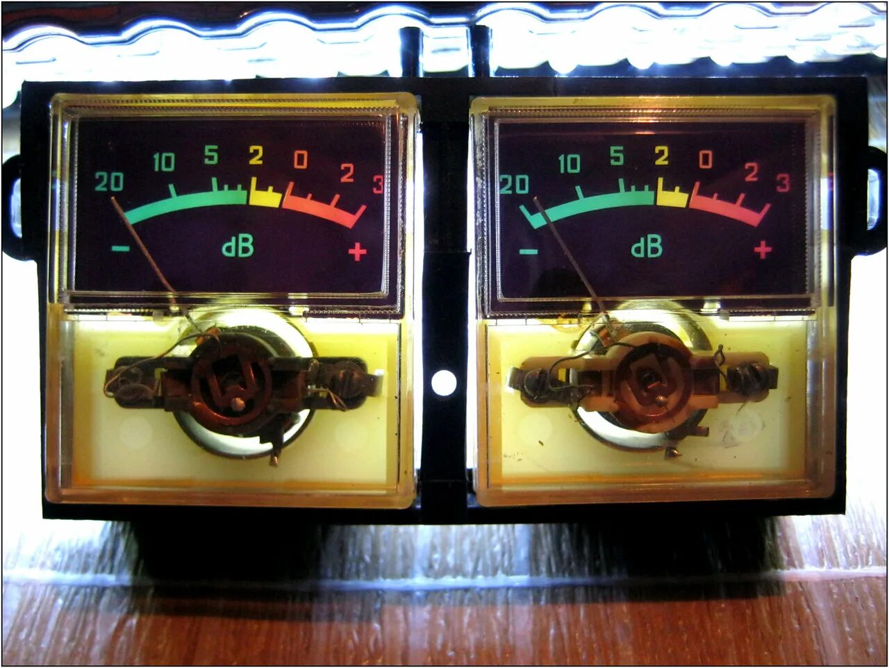 стрелочный прибор м4761. подсветка индикаторов магнитофона. стрелочный индикатор бобинный магнитофон. индикаторы магнитофона. стрелочный индикатор от магнитофона маяк 001.