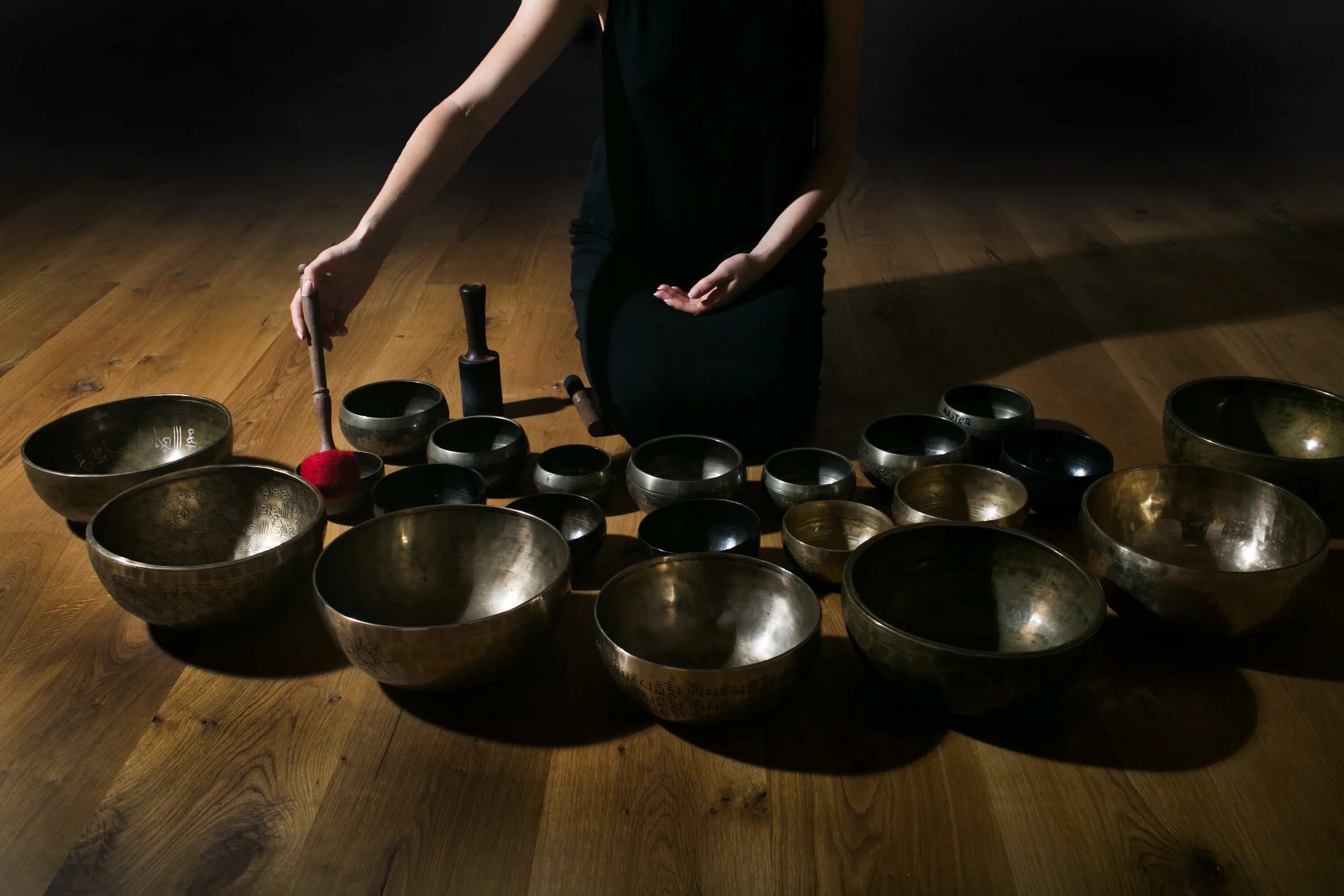 Sound baths. Поющая чаша. фотосессия с поющими чашами. поющие чаши фото. sound bath.