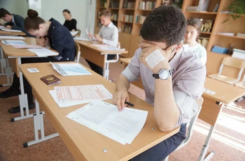 Экзамены в школе. ЕГЭ. Сдал экзамен в школе. Школьники на экзамене.