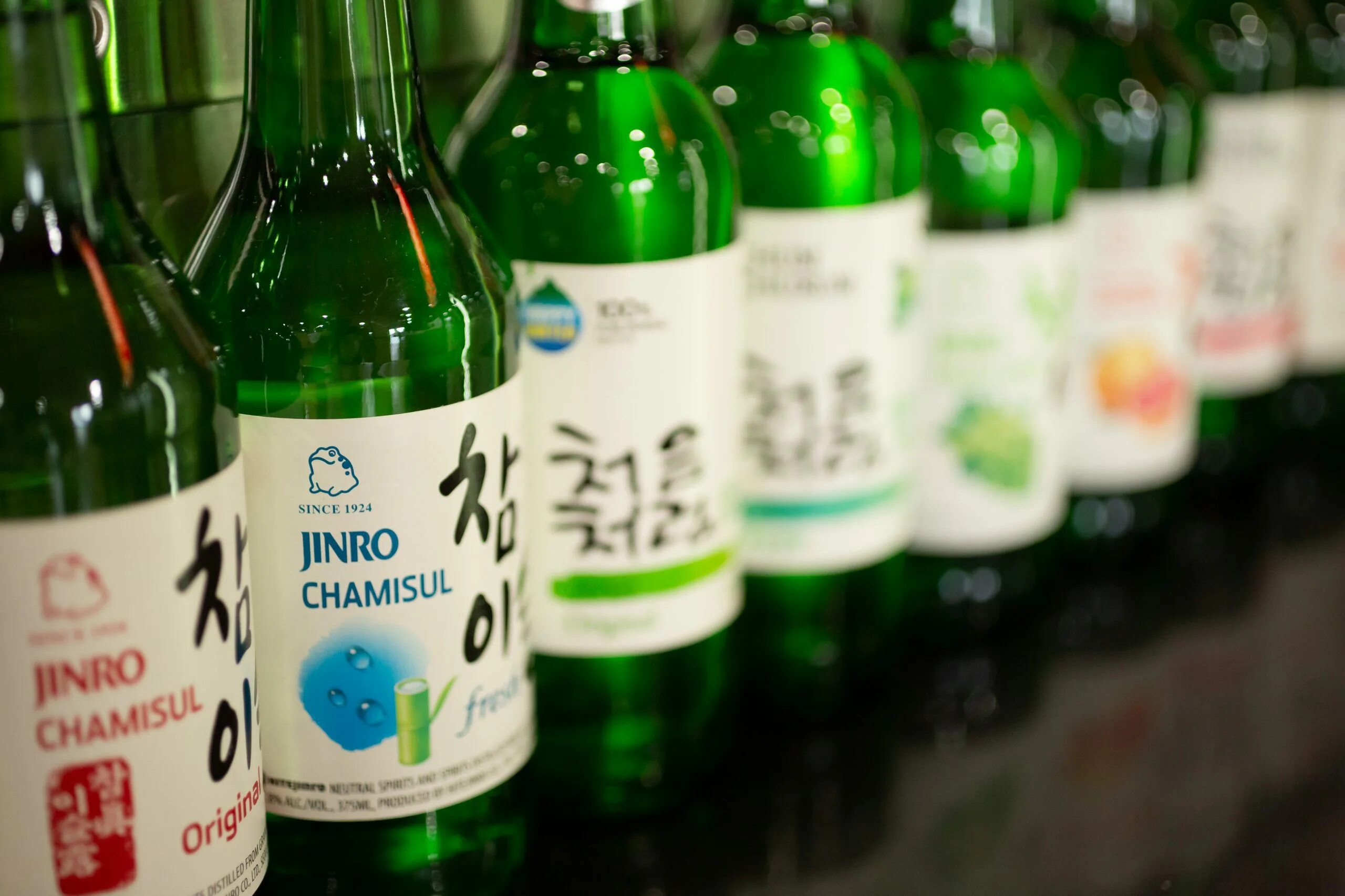 Соджо напиток. Корейский алкоголь соджу. Jinro Chamisul.