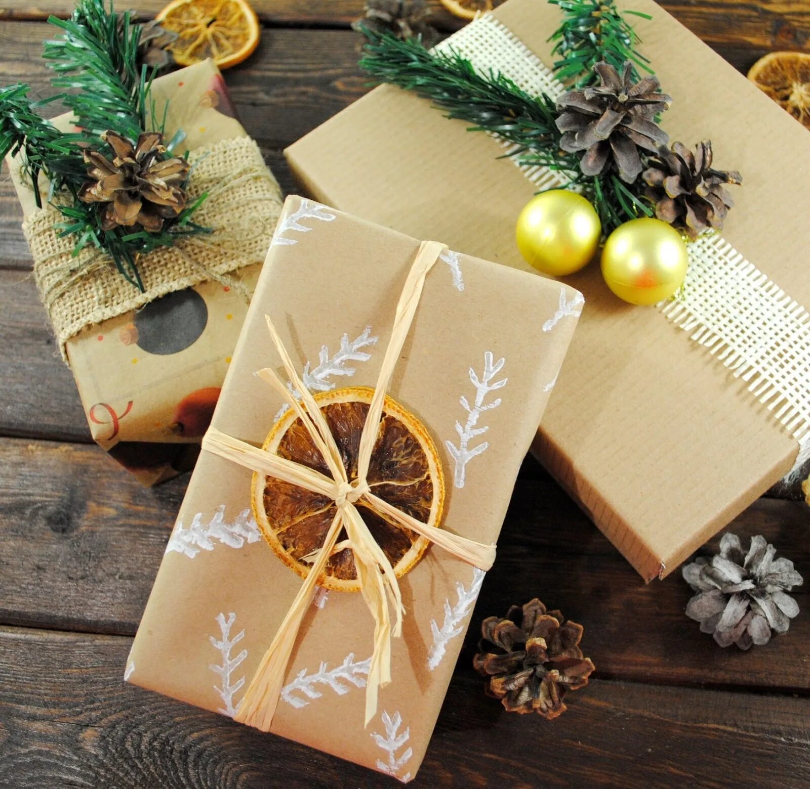 Новогоднее украшение коробок. Упаковка подарков на новый год. Упаковка подарка в эко стиле. Упаковать новогодний подарок. Новогоднее украшение "подарок".