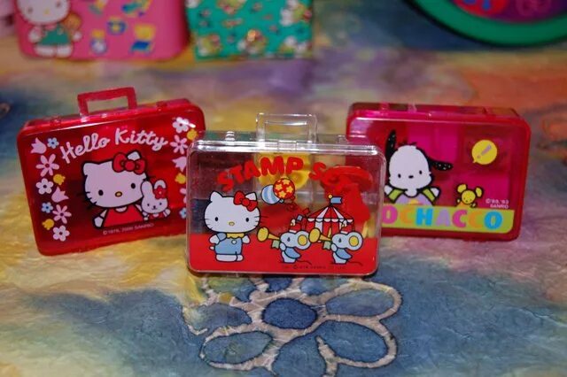 Hello Kitty 1976. Фигурка hello Kitty Double Dippers. Sanrio hello Kitty мини проигрыватель USB флэшка. Набор сюрприз Хелло Китти проявляющийся в воде. Сюрприз hello