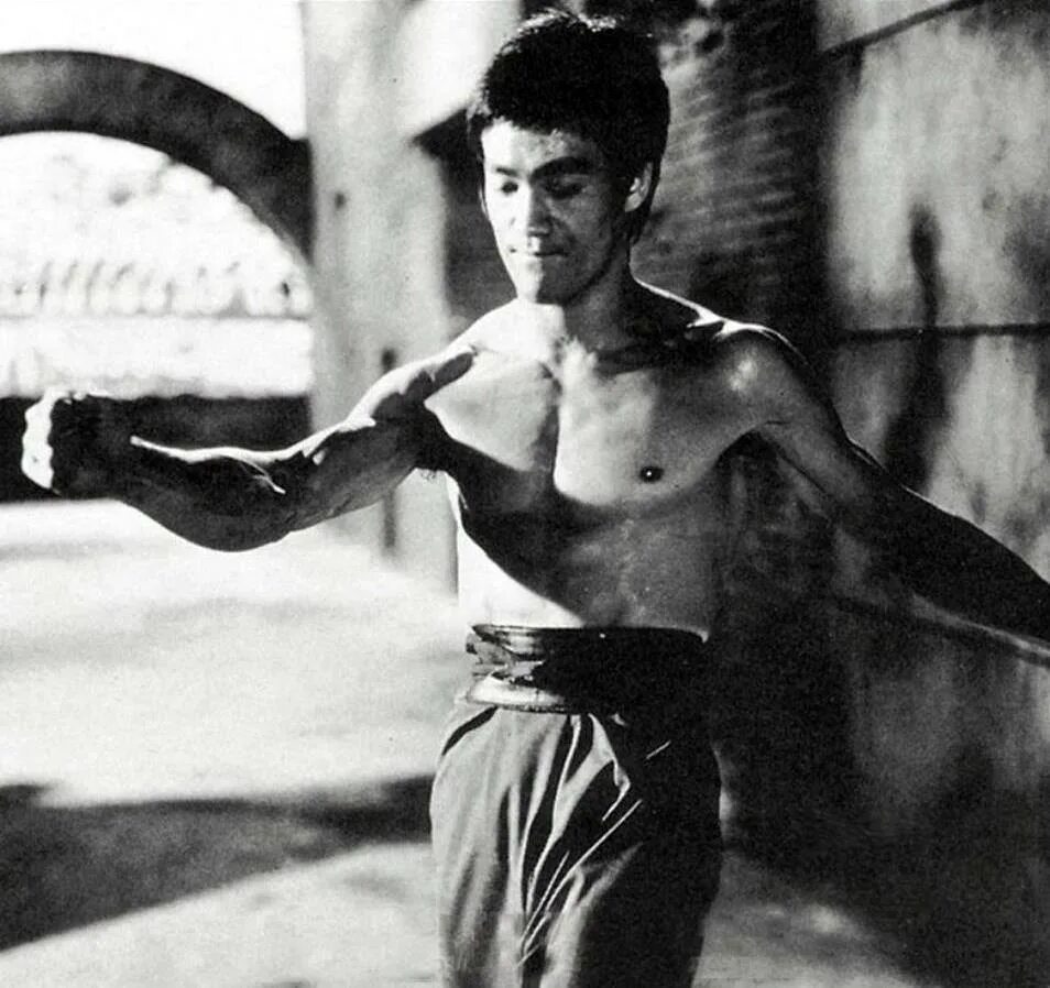 Брюс ли съемки. Брюс ли съемки. Брюс ли на съемках. Выход дракона фильм 1973. Брюс ли с друзьями.