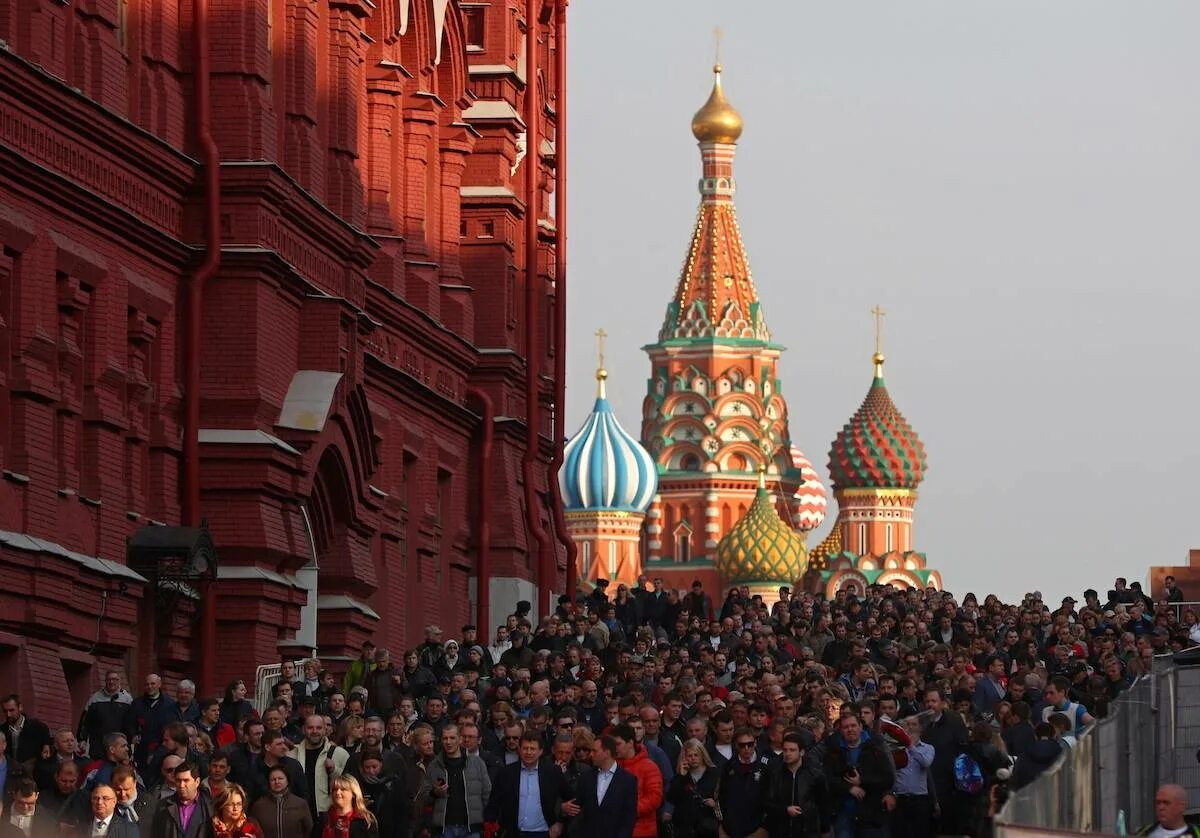 Население москвы выросло. Толпа на красной площади. Москва люди. Москвич на красной площади. Народ на красной площади.