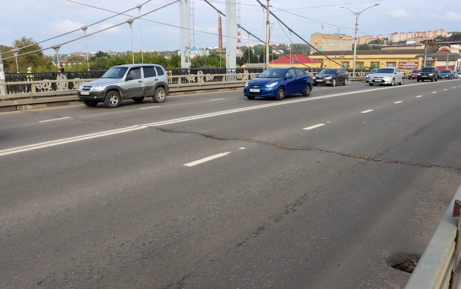 Успенский мост Смоленск. Пешеходное ограждение на мосту. Дорожные ситуации. В Смоленске треснул мост.