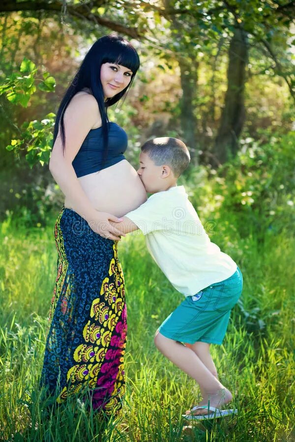 Мамы беременные мальчиками. Ребенок целует живот беременной мамы. Сын целует живот беременной мамы.