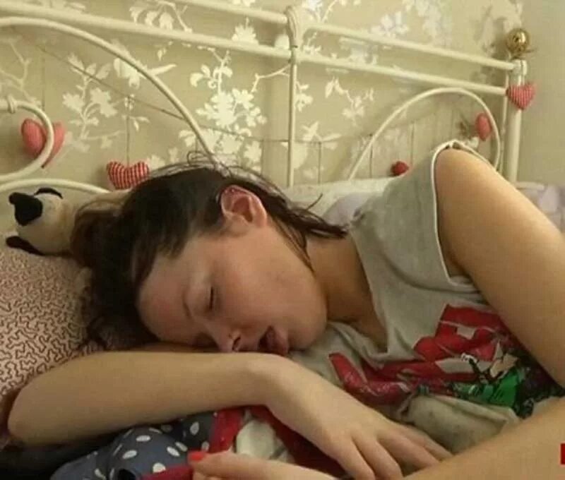 Младшая сестра увидела. Спящая племянница. спящая младшая подросток. младшая сестра уснула. старшая сестра спит.