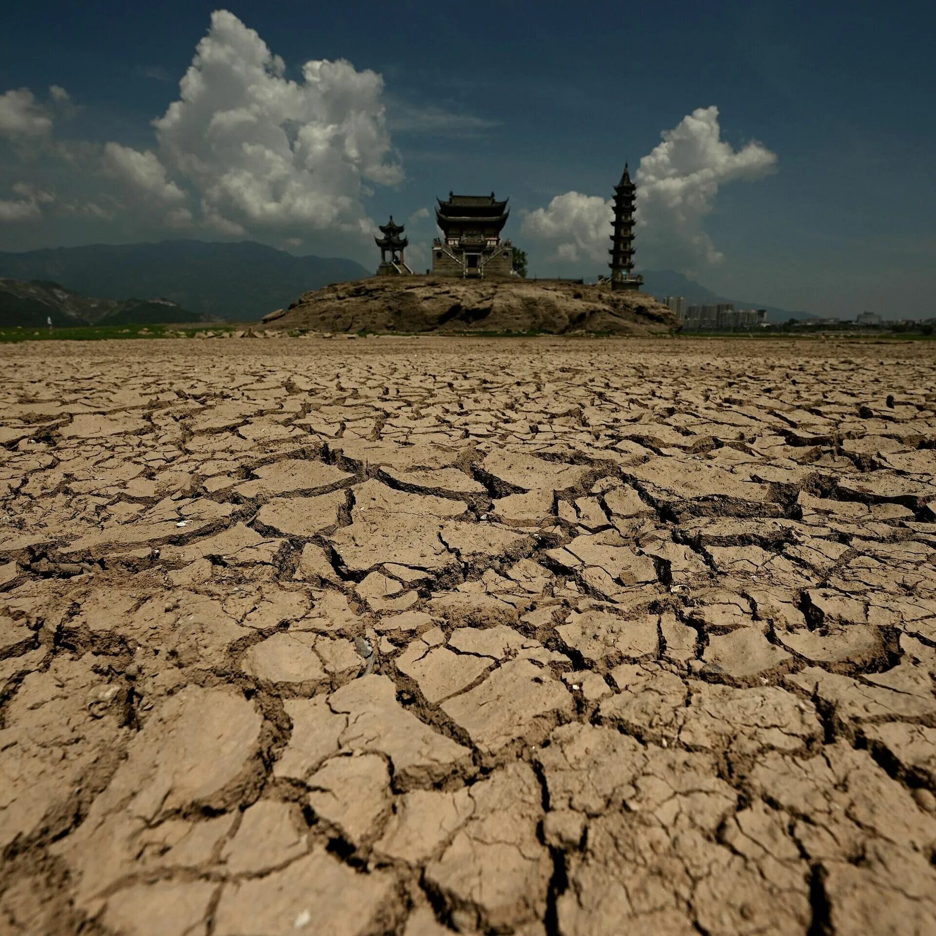 Засуха в мире. Засуха в Китае 2022. Озеро Поянху Китай 2022. Высохшее озеро. Высыхающее озеро.