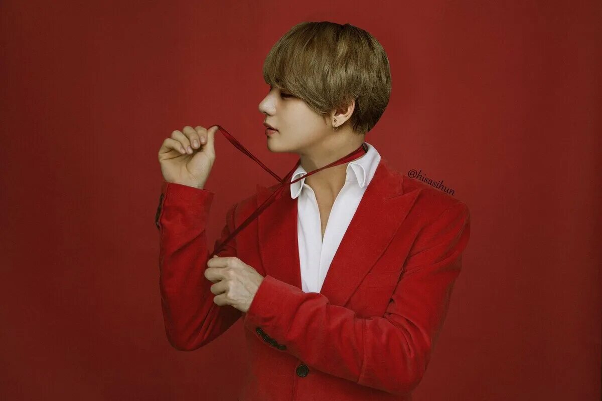 Новая песня тэхена 2024. Kim Taehyung в Красном. Kim Taehyung 2023.