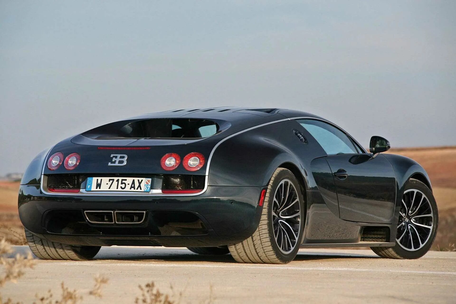 Сколько бугатти в мире. Bugatti Veyron 16.4 super Sport. Бугатти Вейрон 2005. Бугатти Вейрон купе. Bugatti Veyron Supersport.