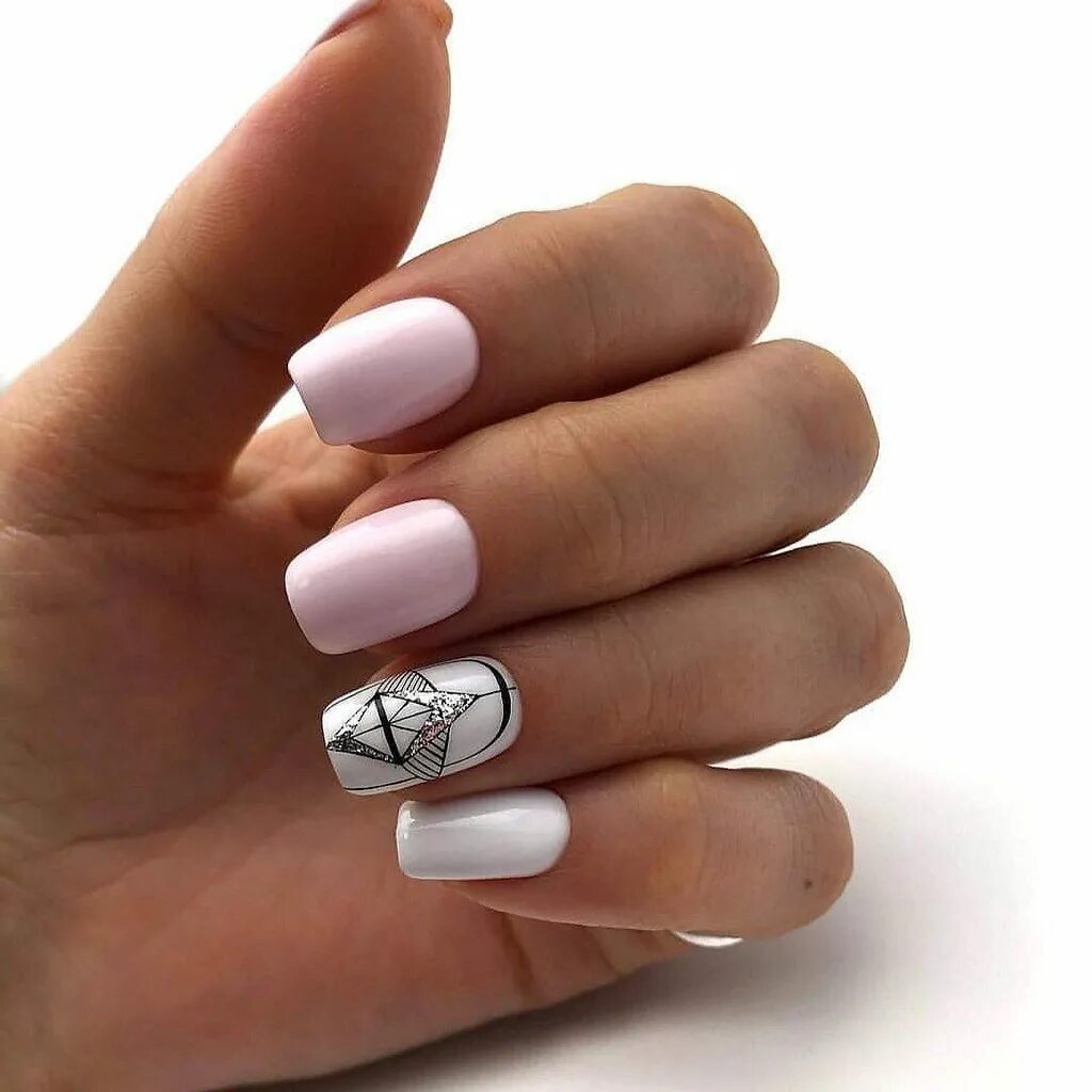 маникюр модные тенденции френч мягкий квадрат. маникюр на квадратную форму. маникюр бежевый с серебром. современный стильный маникюр. квадратный маникюр.