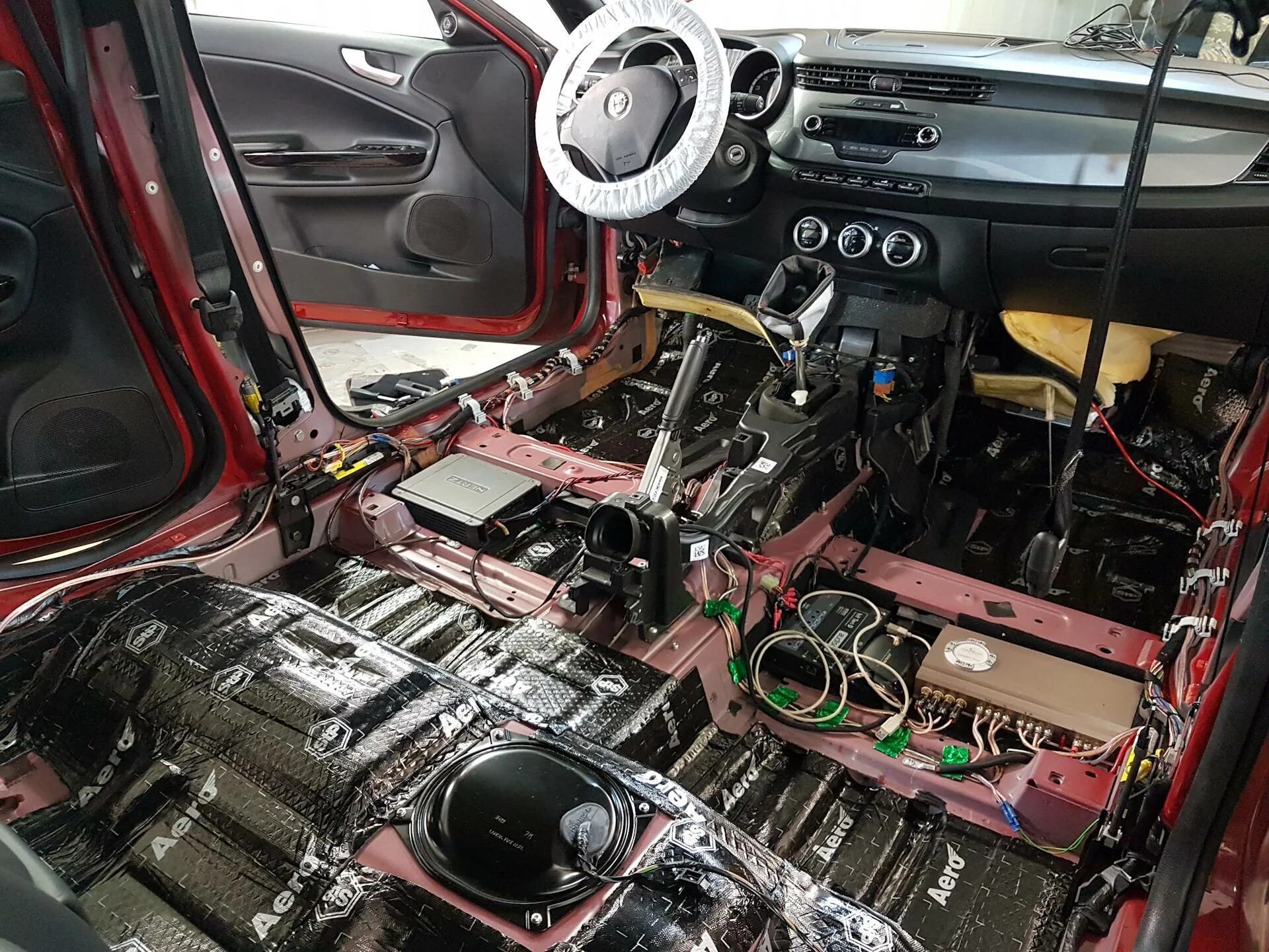 Появился звук в двигателе. Alfa Romeo 159 шумоизоляция. Шумоизоляция Альфа Ромео 159. Стандартная шумка Alfa Romeo 156. Шумка двигателя s80.