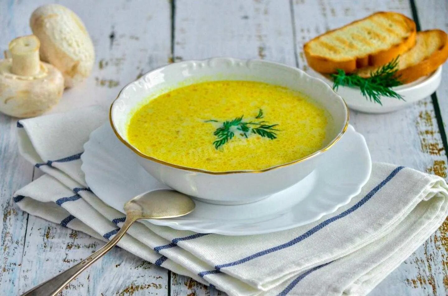 Рецепт сырного супа без плавленного сыра. Суп Романо сырный. Суп с плавленным сыром и курицей и грибами. Сырный суп (из филе курицы). Сырный крем суп.