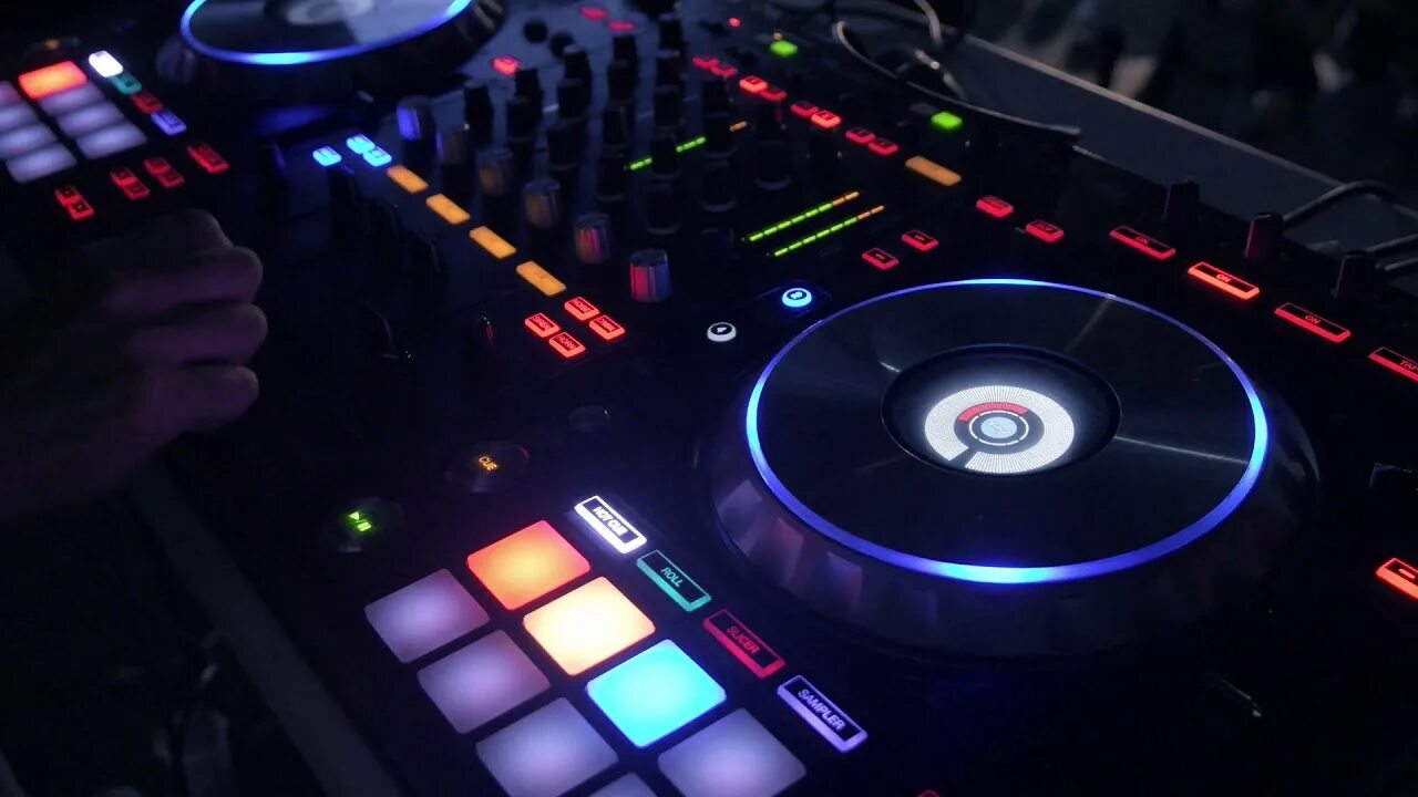 Диджей за пультом. Ищем диджея. Bass house фото. O. Bass house mix.