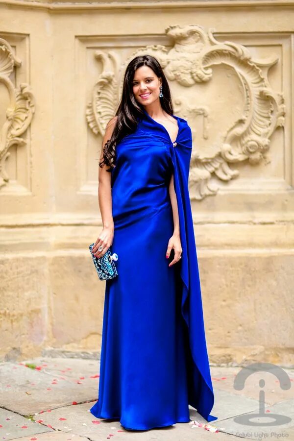 Королевский голубой цвет. Атласное платье. Королевский голубой цвет. Royal blue – королевский. Королевский синий это.