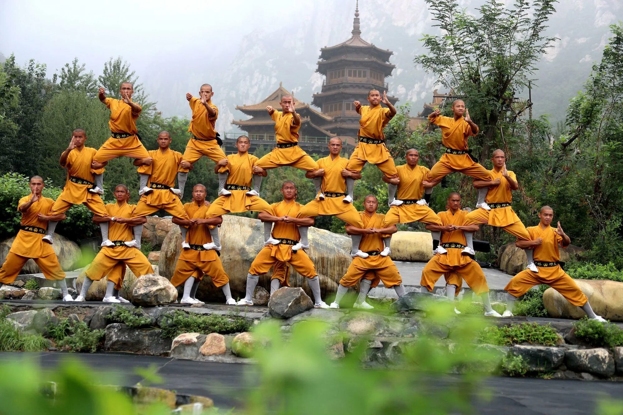 Shaolin temple. Храм Шаолинь Хэнань. Китайский монастырь Шаолинь. Храм Шаолинь Хэнань монастырь Шаолинь Китай. Монастырь Шаолинь монахи.