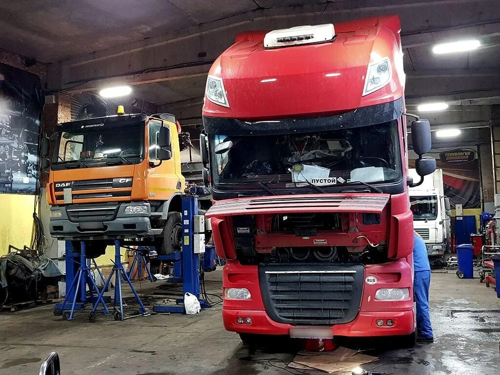 Ремонт грузовых автомобилей в спб. DAF 105 service. Сервис DAF 105 XF. Грузовой автосервис МАЗ. Ман КАМАЗ. КАМАЗ Даф.