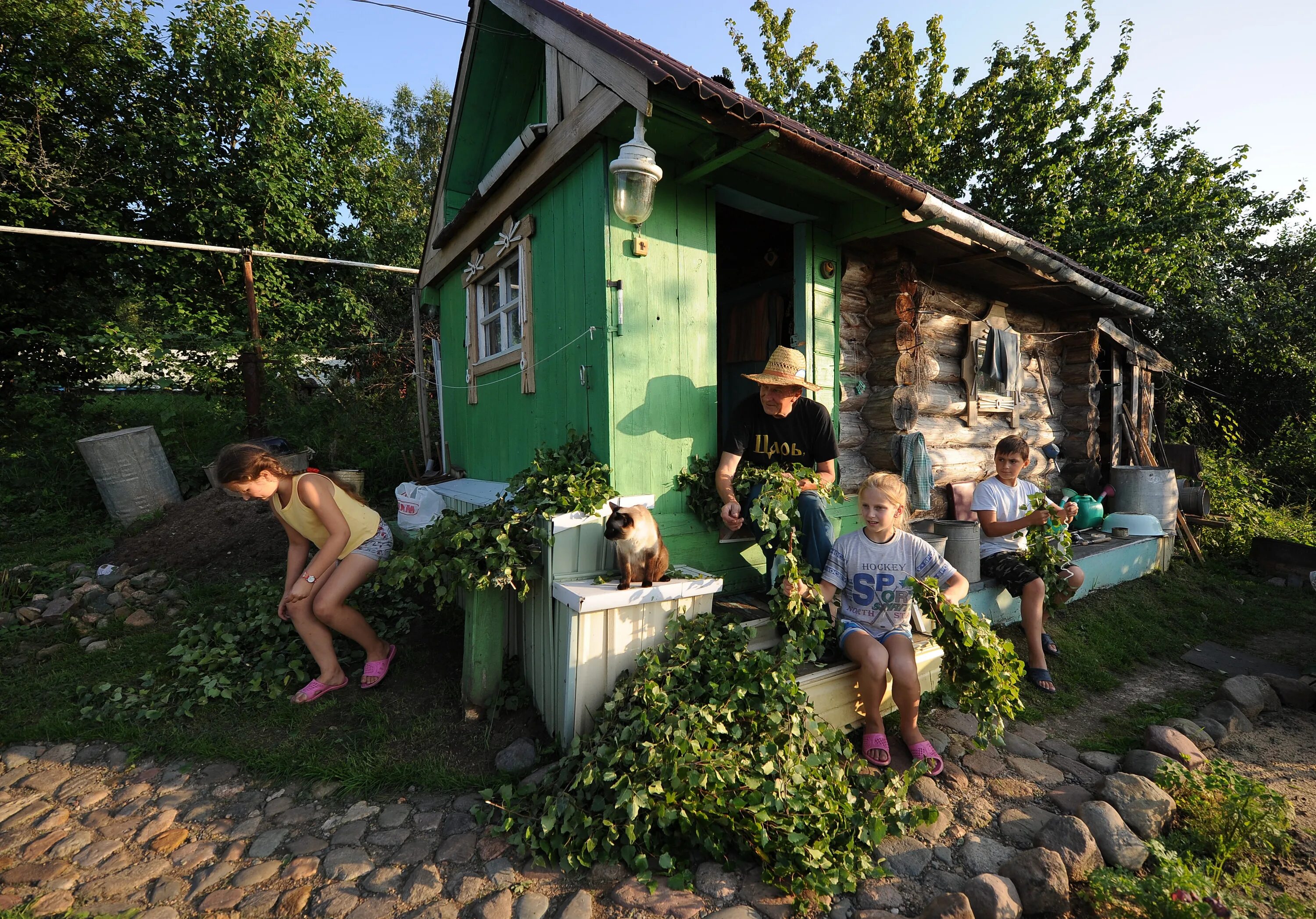 Девчонки на даче. Отдыхаем на даче. Фотосессия на даче летом. Дачи россиян.