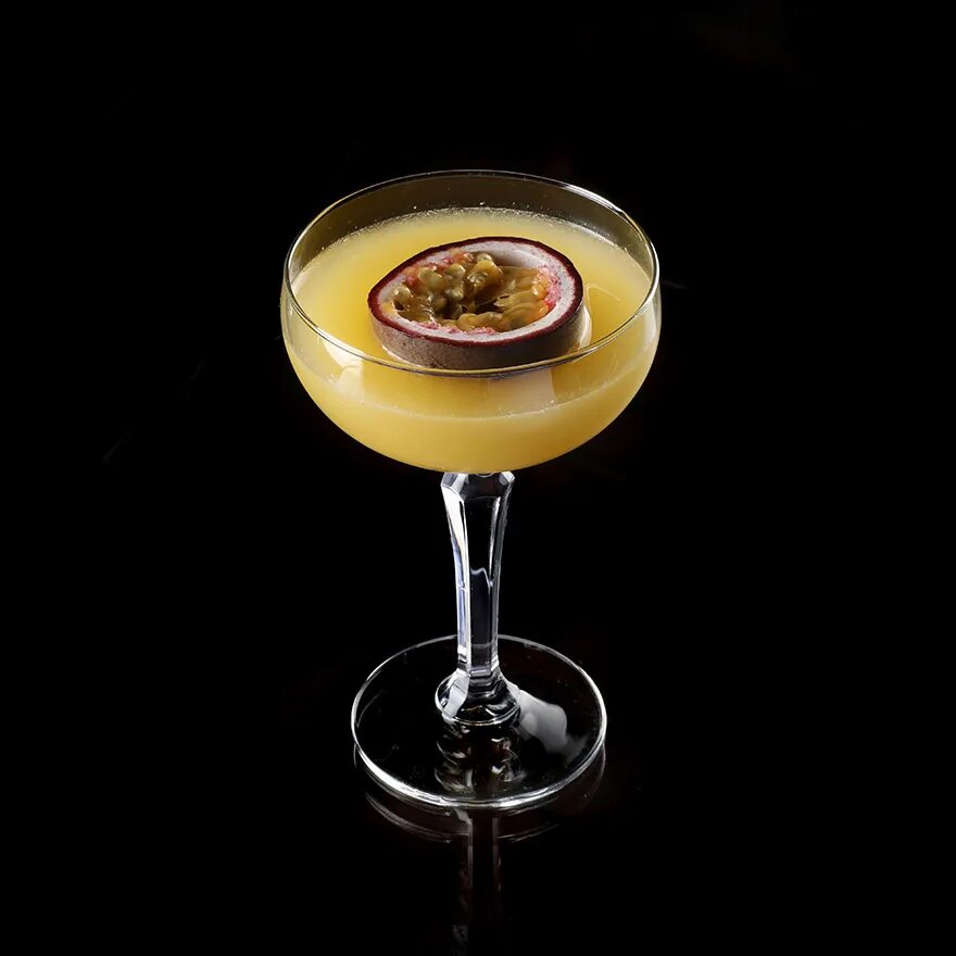 Passion fruit martini. Дайкири маракуйя коктейль. Дайкири манго маракуйя. Коктейль манго маракуйя алкогольный. Дайкири пассион фруит.