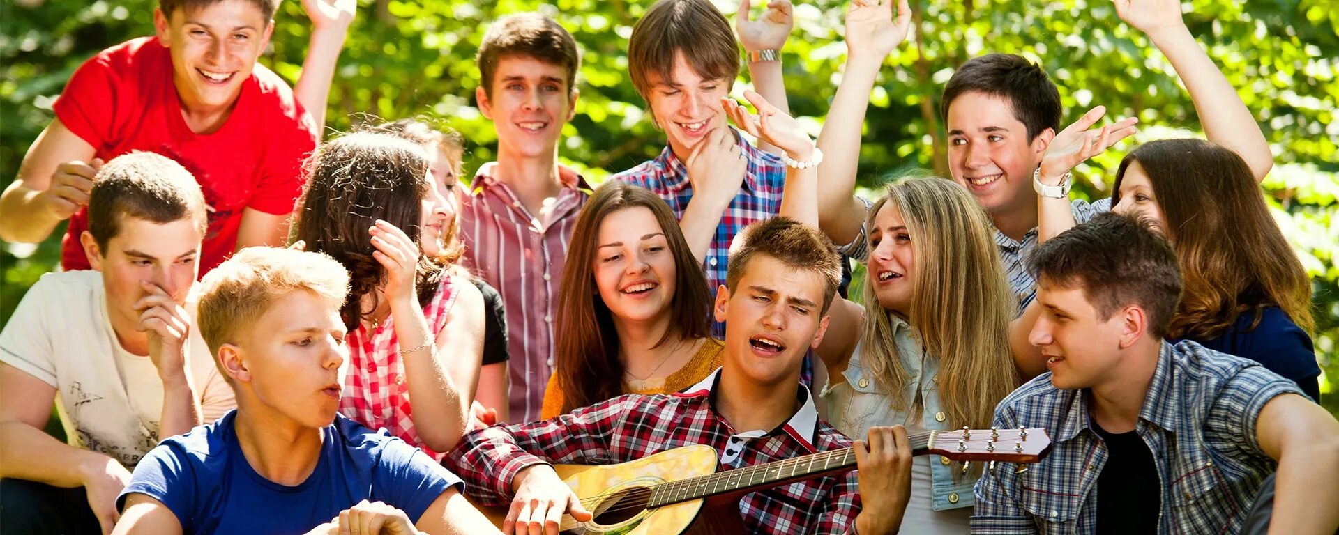 Круг поют друзья. Современная молодежь. Фото подростка. Счастливые подростки. Жизнь подростка.