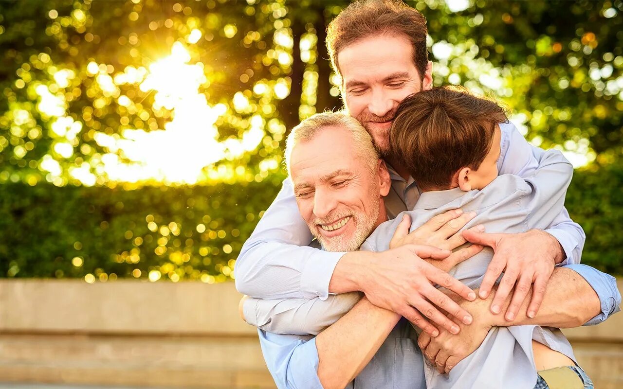 Daughter grandfather. Семейные объятия. Объятия отца и сына. Дед сын внук. Дедушка отец и сын.