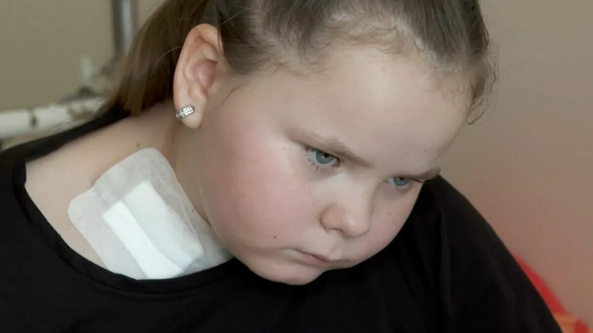 потерянный подросток. потерянный подросток. школьник плачет. потерянный подросток. сбежал из дома.