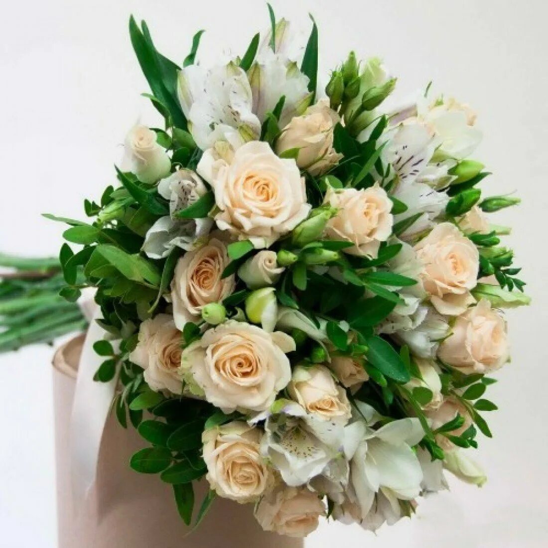 Букет альстромерии и кустовые. Букет невесты розы и эустома. Фрезия и эустома.