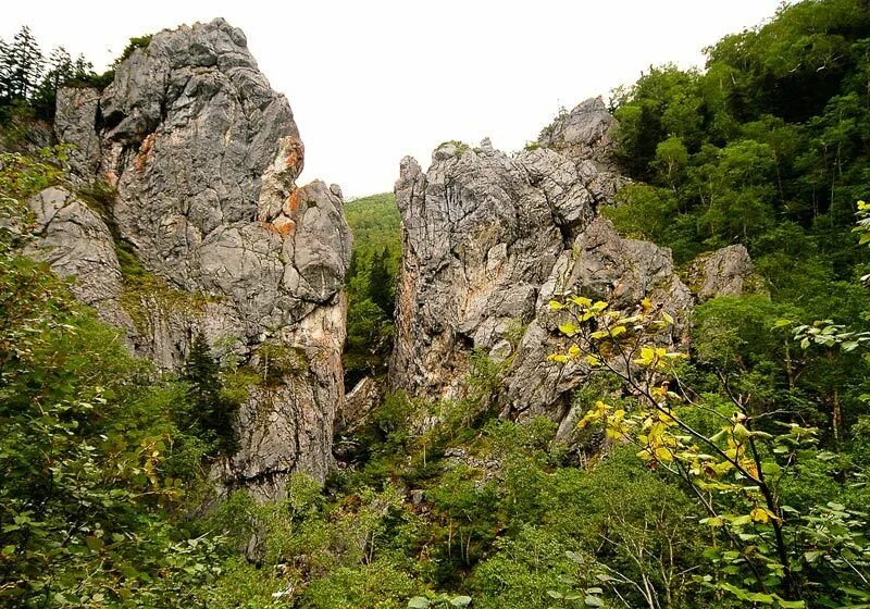 Экстернштайне германский стоунхендж. Такмак красноярск столбы. Кисловодский парк серые камни. Государственный природный заказник «восточный». Скала синие камни кисловодск.