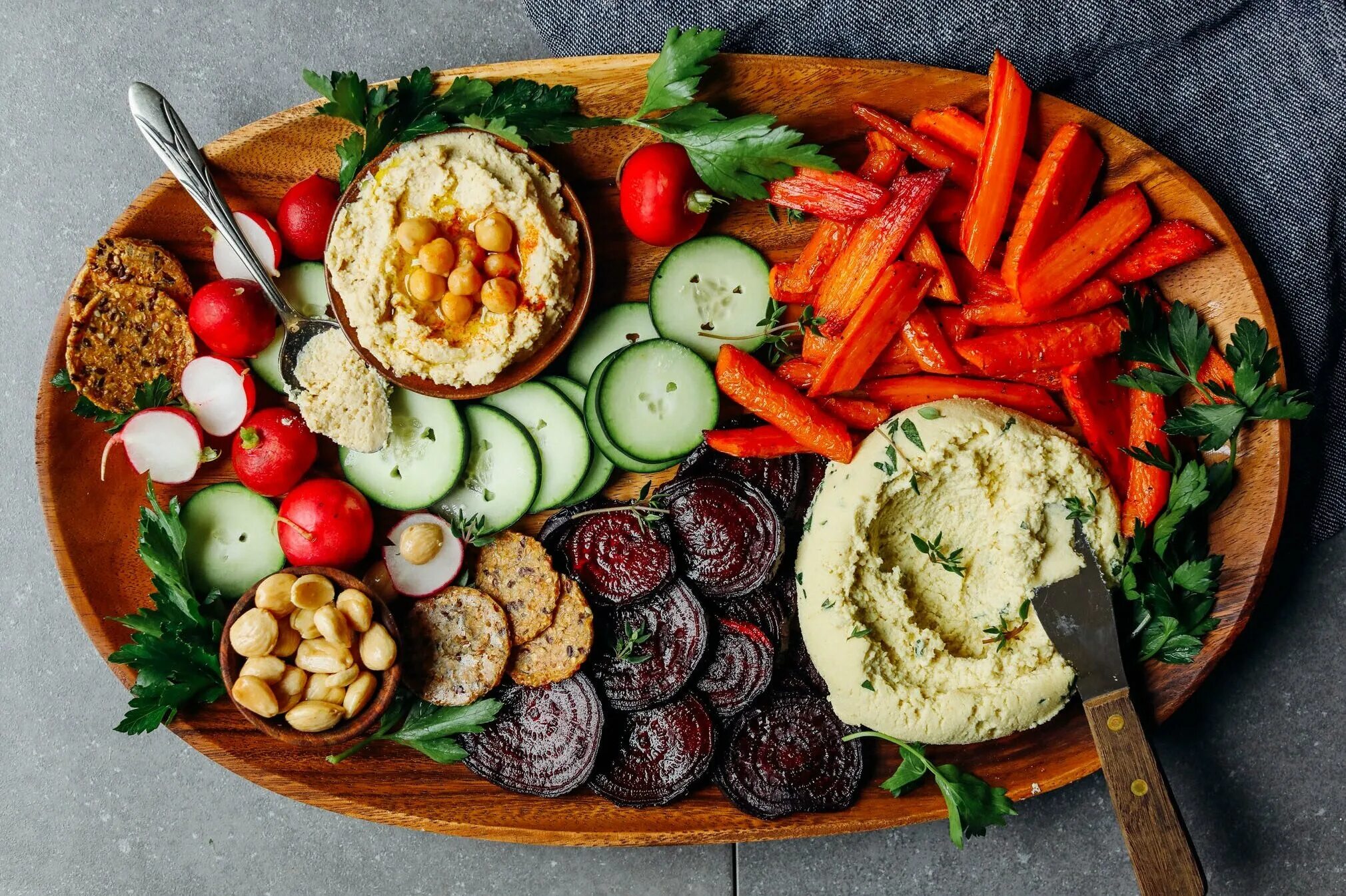 необычная еда. съедобное блюдо. съедобное блюдо. микрозелень цветы виола. фруктовая тарелка.