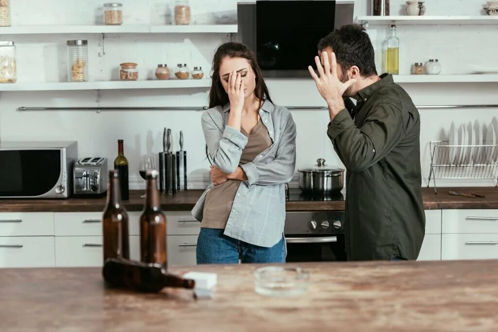 Кухня алкоголика. Пьяницы на кухне. Ссора супругов фото. Ссора мужчин на кухне.