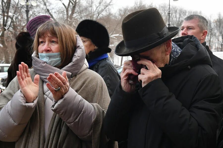 Ургант на прощании. Похороны Нины Ургант.