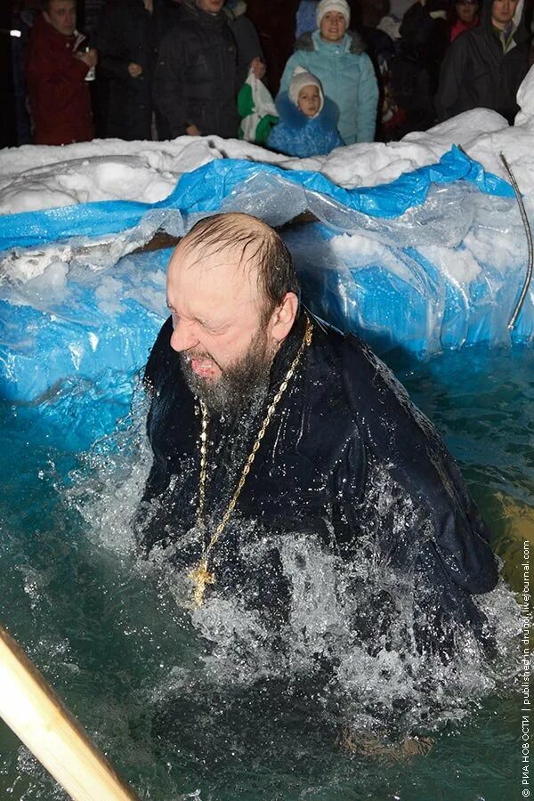 Священник в проруби. Крещение какого числа. Оптина пустынь купель. Патриарх кирилл крещение. Купель на крещение.