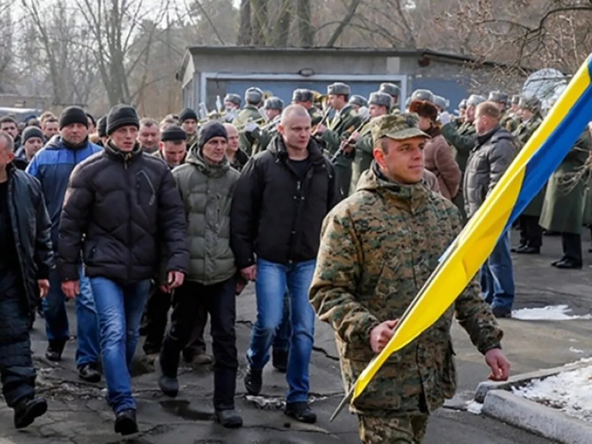 Мобилизованный украинец. Украинские военные. Мобилизация на Украине. Украинские войска. Мобилизованные России на Украине.