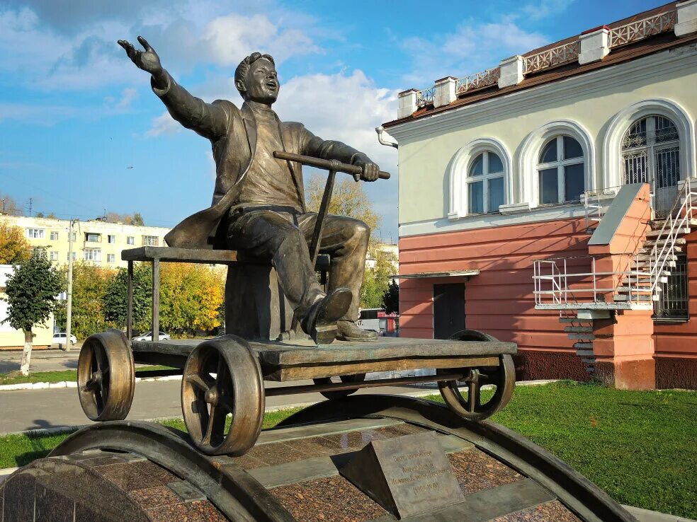 Сторож йошкар. Памятник Кырле Йошкар-Ола. Памятник Йывану Кырля в Йошкар-Оле. Памятник Йыван Кырля. Мустафа Йошкар Ола.