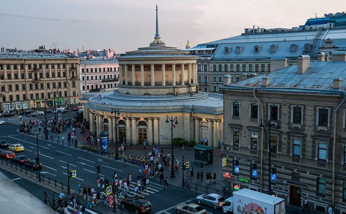 Площадь восстания спб. Вестибюль станции метро восстания. Табличка станция метро гастиныйдвор. Площадь восстания закроют. Станция метро площадь восстания санкт-петербург.