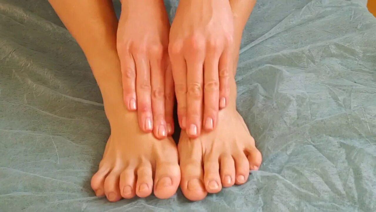 Rubbing feet. Greta cutefeet Двач. Greta gute feet. Greta Fox cutefeet.