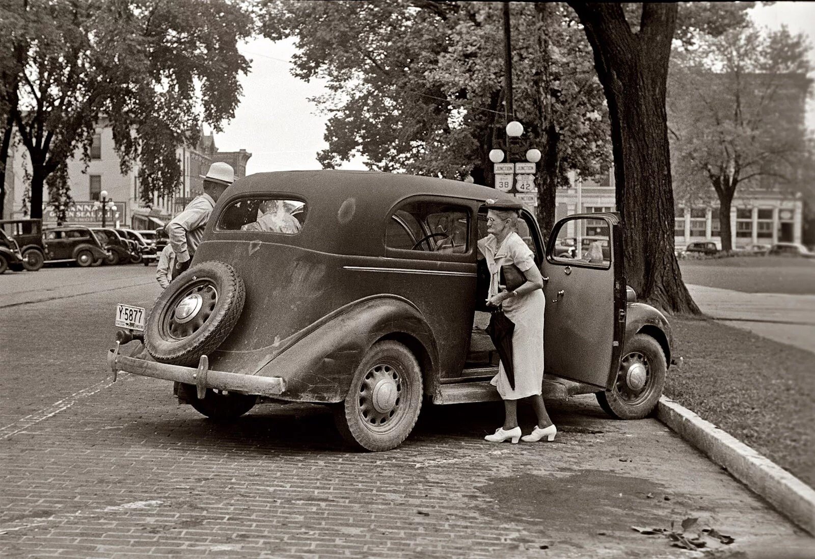 Америка 1940 глубинка. Ретро улица 1930 Америка. Нью Йорк 1938. Автомобили 1930 годов. 1938 1940 годы