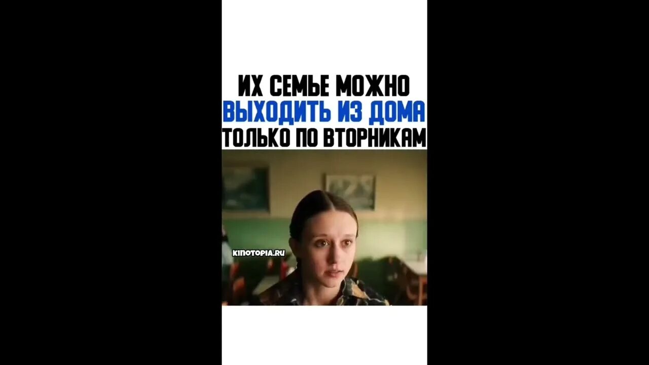 Семья в загородном доме. Их семье можно выходить из дома. Выходит из дома. Их семье можно выходить из дома. С семьей на выход.